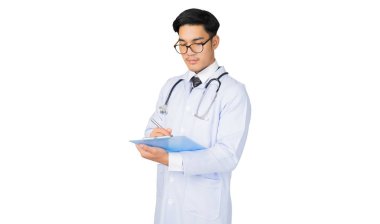 Beyaz arka planda steteskobu olan tıp doktoru portresi, tıbbi konsept.