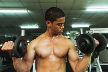 Spor salonundaki halterler, spor konsepti, spor konsepti, spor salonundaki halterlerle egzersizleri gösteriyor.