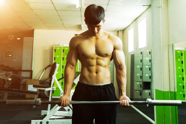 Hombre Fitness Entrenamiento Mostrando Ejercicios Con Barras Gimnasio Concepto Fitness — Foto de Stock