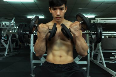 Spor salonundaki halterler, spor konsepti, spor konsepti, spor salonundaki halterlerle egzersizleri gösteriyor.