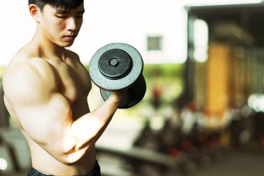 Spor salonundaki halterler, spor konsepti, spor konsepti, spor salonundaki halterlerle egzersizleri gösteriyor.