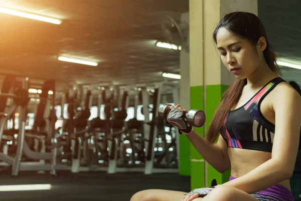 Fitness Γυναίκα Στην Κατάρτιση Δείχνει Ασκήσεις Αλτήρες Στο Γυμναστήριο Γυμναστήριο — Φωτογραφία Αρχείου