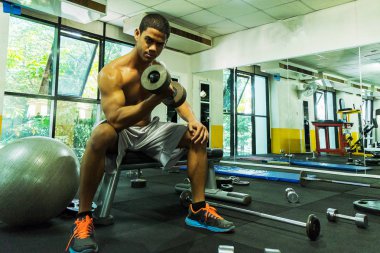 Spor salonundaki halterler, spor konsepti, spor konsepti, spor salonundaki halterlerle egzersizleri gösteriyor.