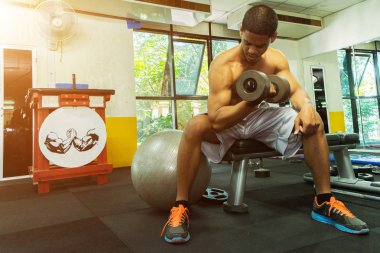 Spor salonundaki halterler, spor konsepti, spor konsepti, spor salonundaki halterlerle egzersizleri gösteriyor.