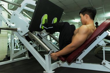 Jimnastik, spor konsepti, spor konsepti gibi spor aletleriyle egzersiz yapan sporcu.