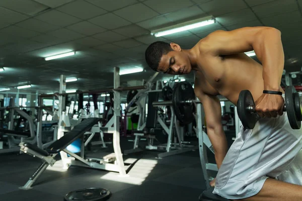 Homem Fitness Treinamento Mostrando Exercícios Com Halteres Ginásio Conceito Fitness — Fotografia de Stock