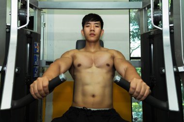 Jimnastik, spor konsepti, spor konsepti gibi spor aletleriyle egzersiz yapan sporcu.