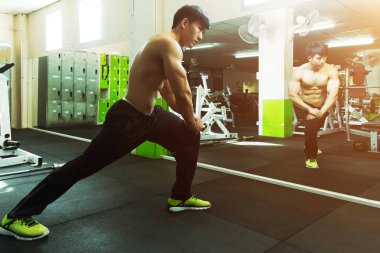 Spor salonunda ısınma ve esneme sporu konsepti.