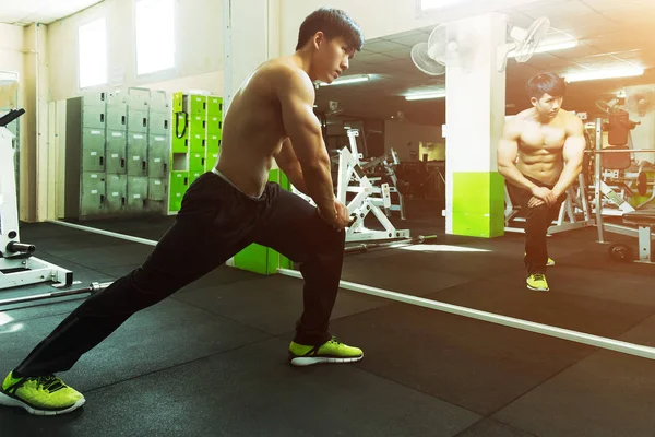 Fitness Man Opwarming Stretching Sportschool Fitness Concept Sport Concept — Stockfoto