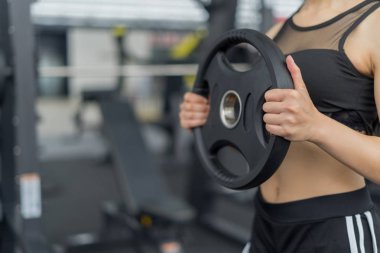 Jimnastik, fitness konsepti, spor konsepti egzersizleri gösteren eğitimdeki kadın.