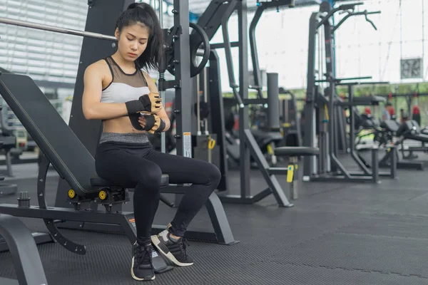 Fitness Kobieta Treningu Umieścić Rękawice Fitness Siłowni Koncepcja Fitness Koncepcja — Zdjęcie stockowe