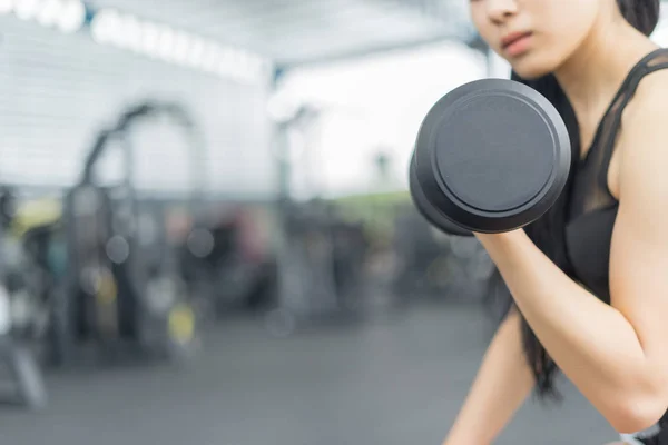 Fitness Vrouw Training Met Oefeningen Met Halters Sportschool Fitness Concept — Stockfoto