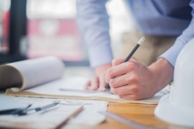 Planlar, mühendislik konsepti, mimari konsepti üzerine mimari proje çizen mühendis.