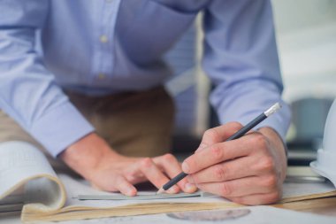 Planlar, mühendislik konsepti, mimari konsepti üzerine mimari proje çizen mühendis.