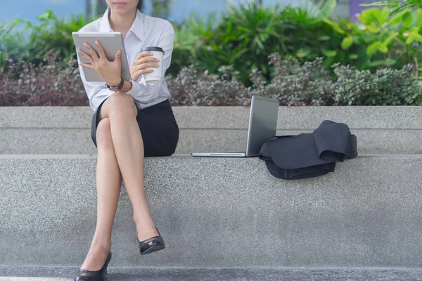 Tablet PC ile çalışan modern iş kadını, iş kavramı