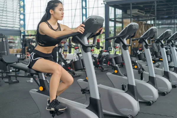 Jimnastik, spor konsepti, spor konsepti gibi spor aletleriyle egzersiz yapan sporcu.