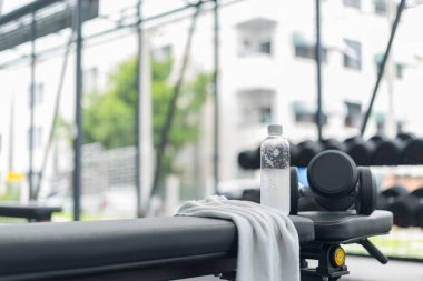Spor salonunda şişelenmiş su ile fitness geçmişi, spor konsepti