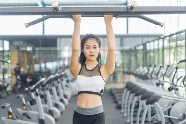 Jimnastik, spor konsepti, spor konsepti gibi spor aletleriyle egzersiz yapan sporcu.