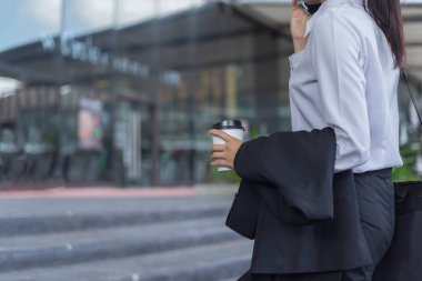 Modern iş kadını sokakta akıllı telefondan konuşuyor, iş kavramı.
