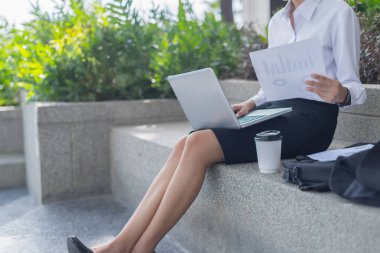 Modern iş kadını dışarıda çalışıyor, iş konsepti 