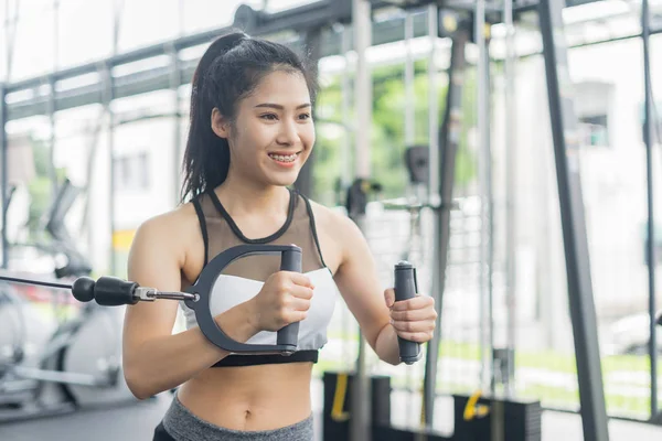 Hombre Fitness Entrenamiento Mostrando Ejercicios Con Máquina Ejercicios Gimnasio Concepto — Foto de Stock