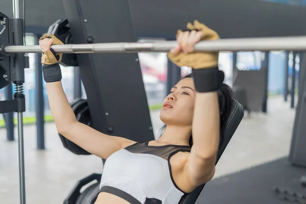 Mulher Fitness Treinamento Mostrando Exercícios Com Sinos Ginásio Conceito Fitness — Fotografia de Stock