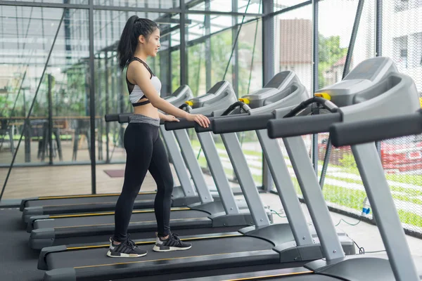 Fitness Mujer Corriendo Con Máquina Ejercicio Gimnasio Concepto Fitness Concepto — Foto de Stock