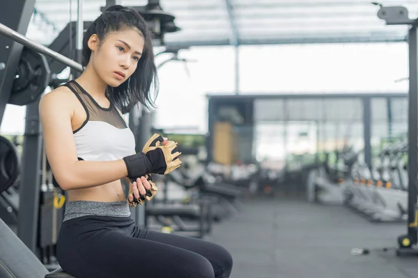 Mujer Fitness Entrenamiento Poner Guantes Fitness Gimnasio Concepto Fitness Concepto — Foto de Stock