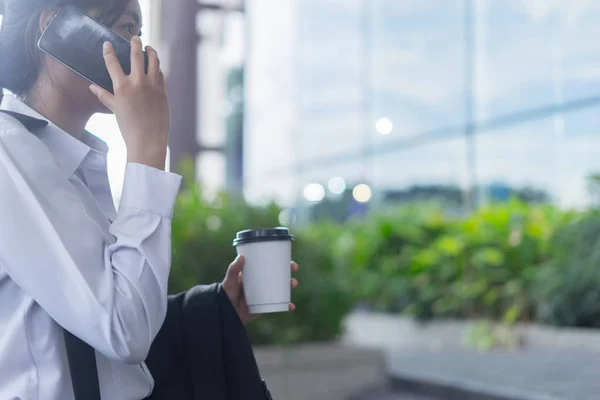 Mujer Negocios Moderna Que Trabaja Con Teléfono Inteligente Aire Libre — Foto de Stock