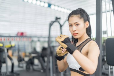 Jimnastik ve spor konseptinde kickboks yaparak antrenman yapan kadın.