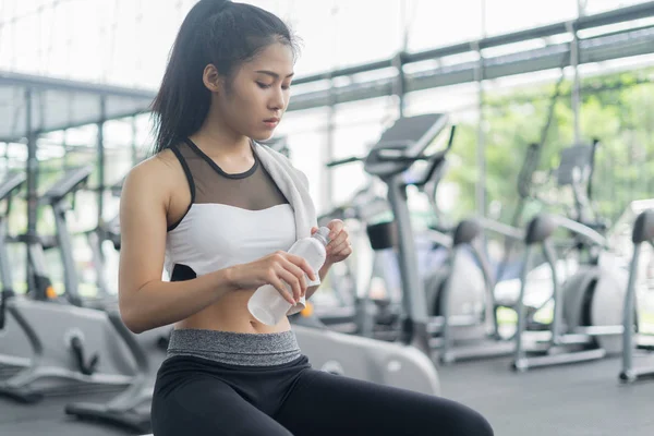 Mujer Fitness Entrenamiento Beber Agua Después Ejercicios Gimnasio Concepto Deporte — Foto de Stock