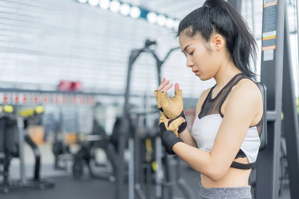 Mujer Fitness Entrenamiento Poner Guantes Fitness Gimnasio Concepto Fitness Concepto — Foto de Stock