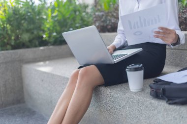 Bilgisayarlı modern iş kadını açık hava, iş konsepti