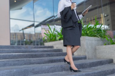 Modern iş kadınının merdivenlerde koşarken çekilmiş fotoğrafı, iş konsepti.