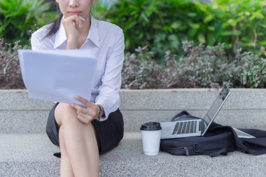 Modern iş kadını çalışma ve iş konsepti için belgeye bakar