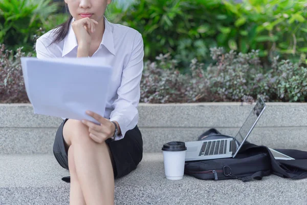 Modern iş kadını çalışma ve iş konsepti için belgeye bakar