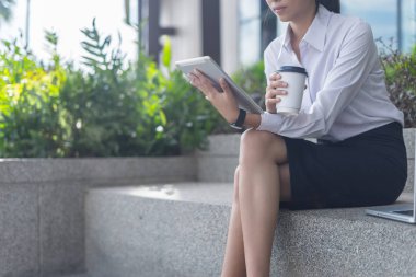 Tabletle çalışan modern iş kadını, iş konsepti