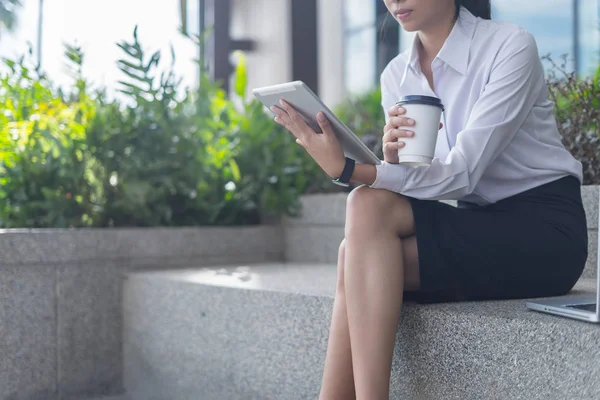 Tabletle çalışan modern iş kadını, iş konsepti