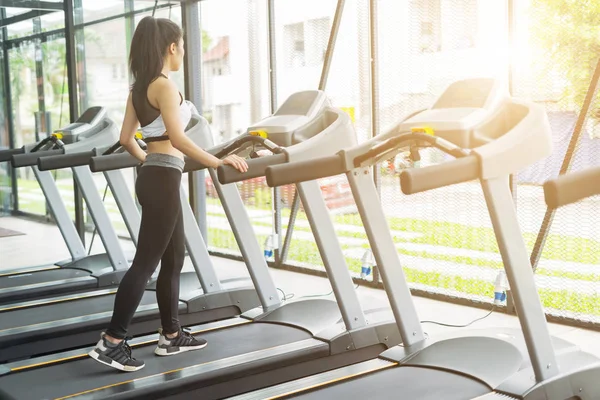 Fitness Femme Courir Avec Une Machine Exercice Dans Salle Gym — Photo