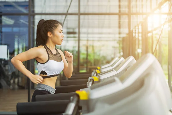 健身妇女在健身房 健身观念 运动观念等方面与运动机器一起跑步 — 图库照片