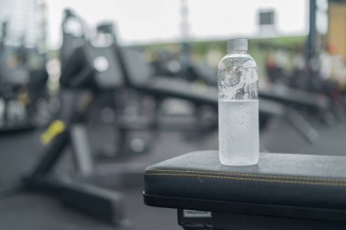 Spor salonunda şişelenmiş su ile fitness geçmişi, spor konsepti