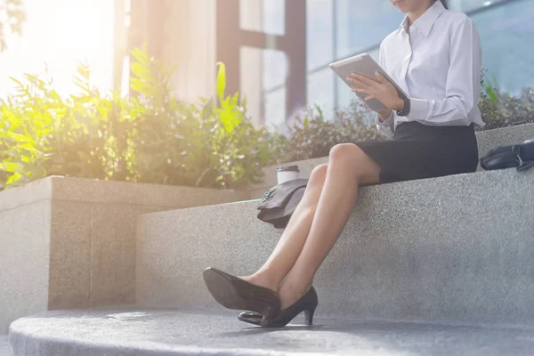 Tablet PC ile çalışan modern iş kadını, iş kavramı