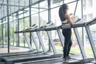 Spor ve spor konsepti egzersizlerinden sonra içme suyu eğitimi alan fitness kadını.