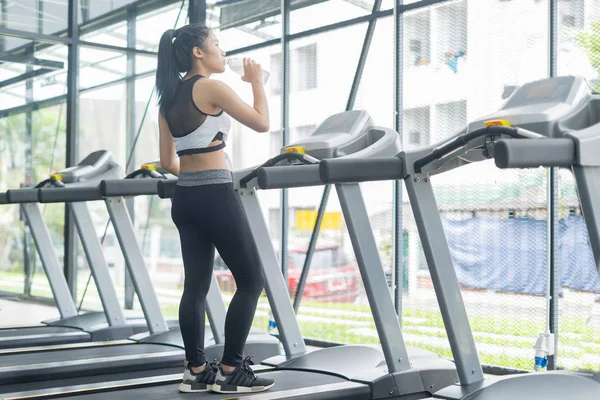 Mujer Fitness Entrenamiento Beber Agua Después Ejercicios Gimnasio Concepto Deporte — Foto de Stock