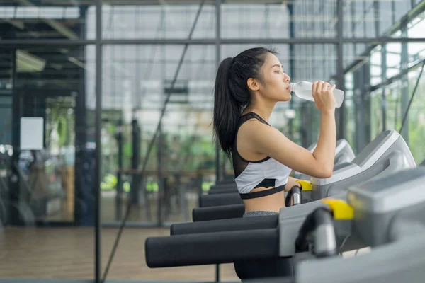 健身妇女在健身房锻炼后参加饮用水培训 体育观念 — 图库照片