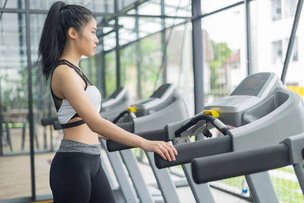 Jimnastik, spor konsepti, spor konsepti ve spor makinesiyle egzersiz yapan kadın.