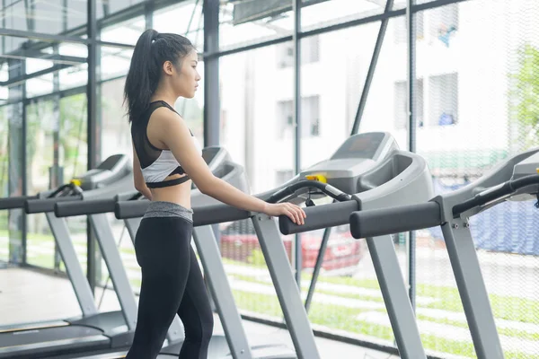 Mujer Fitness Entrenamiento Mostrando Ejercicios Con Máquina Ejercicios Gimnasio Concepto — Foto de Stock