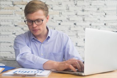 Akıllı iş adamı dışarıda dizüstü bilgisayarla çalışır, iş konsepti.