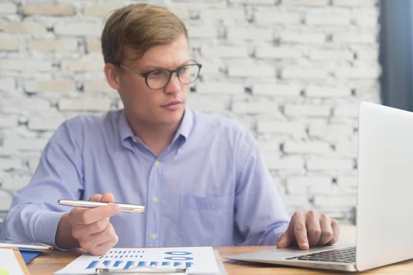 Smart Business Man Praca Laptopem Outdoor Koncepcja Biznesu — Zdjęcie stockowe