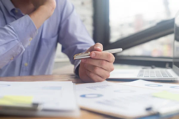 Hombre Negocios Inteligente Mirar Documento Para Trabajo Concepto Negocio — Foto de Stock